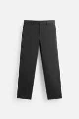 Pantalón chino negro slim fit confeccionado en tejido técnico de secado rápido. Cuenta con bolsillos frontales y traseros de vivo. Cierre frontal con cremallera y botón.