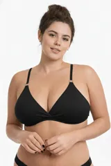 Top de bikini negro con corte triangular y tirantes finos.