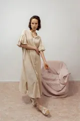 Vestido camisero largo color beige claro, con cuello mao, botones frontales y mangas cortas abullonadas con detalle bordado.