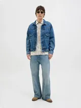 Camisa de manga corta con estampado de cachemira en tonos beige y blanco, cuello resort y cierre de botones. Confeccionada en tejido plano con mezcla de algodón y lino, de corte amplio.