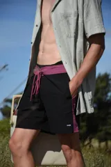 Short de baño color bordó con cintura elastizada y cordón ajustable.