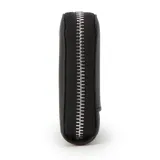 Billetera Guess modelo Viviette, color negro, con textura saffiano y cierre de cremallera. Presenta el logo triangular de Guess en metal plateado en el frente.