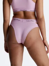 Bombacha Calvin Klein color rosa con cintura alta y elástico con logo de la marca.