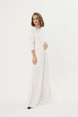 Pantalón palazzo color crudo, de morley térmico suavizado, con bolsillos laterales, cintura elastizada y cordón ajustable.