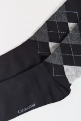 Pack de dos pares de medias de vestir Carouomo. Un par negro con diseño argyle en gris y blanco, y otro par azul con textura acanalada.