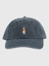 Gorra de gabardina azul con bordado de perro basset hound en el frente.