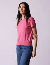 Buzo amarillo tejido en hilado fino, con cuello redondo y mangas cortas.
