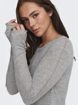 Remera gris de punto canalé con cuello redondo y mangas largas.