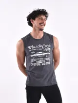 Musculosa lila con estampado de tres fotos en blanco y negro.