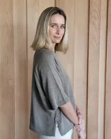 Buzo de punto color verde kiwi con cuello, puños y ruedo en azul.