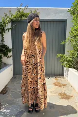 Vestido largo color camel con estampado abstracto en negro, blanco y rosa.