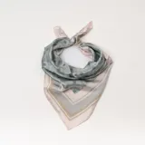 Pañuelo cuadrado de seda sintética color rosa pálido con estampado geométrico en tonos gris y beige.