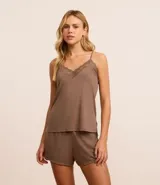 Conjunto de pijama color marrón, compuesto por un top de breteles finos con detalles de encaje en el escote y un short con cintura elástica y detalles de encaje en los laterales.
