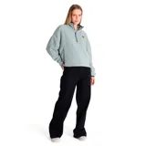 Buzo polar verde oscuro de microfleece, con cierre medio frontal con tirador con logo de Cat, bolsillo tipo canguro con costura divisoria, banda ajustable y parche de silicona con el logo de Caterpillar en el pecho izquierdo.