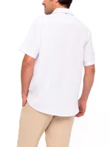 Camisa de manga corta color verde agua, confeccionada en lino orgánico. Tiene cuello italiano, calce regular y cierre con botones.