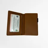 Billetera de cuero color camel con tecnología RFID-blocking, cierre magnético y capacidad para 5-7 tarjetas en el tarjetero anticlonación + 2 tarjetas adicionales en bolsillo interno y trasero. Bolsillo frontal con espacio adicional para efectivo.