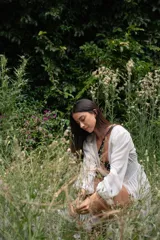 Túnica blanca traslúcida de gasa con mangas largas y lazo en la cintura.