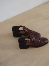 Sandalias mallorquinas de gamuza color verde azulado con tiras entrecruzadas y hebilla dorada al tobillo.