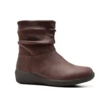 Botita de moda para clima frío, color marrón, con parte superior de cuero sintético tratado con 3M Scotchgard, forro de chenilla, cierre lateral, y plantilla Skechers Air-Cooled Memory Foam acolchada.