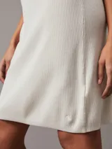 Vestido corto blanco de lyocell con textura de canalé, corte recto y espalda racerback.