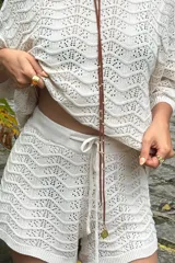 Short tejido al crochet color crudo, con cintura elastizada y cordón ajustable.