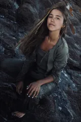 Saco de tejido ligero color beige, de manga larga y corte abierto, con cuello redondo.