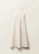Vestido midi evasé color blanco hueso, sin mangas y cuello halter. Confeccionado en tejido mezcla de lino.