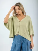 Cárdigan tejido color beige, talle único con calce oversized, con botones de madera y diseño relajado.