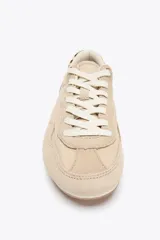 Zapatillas deportivas color beige con detalles en marrón y estampado animal print en el talón. Cierre con cordones y suela de 1,5 cm de altura.