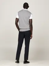 Chaleco gris de punto de algodón con cuello en V, logo de Tommy Hilfiger bordado en el pecho y ribetes en punto canalé. Corte regular.