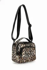Bandolera con estampado animal print de leopardo, con cierre de cremallera en el compartimento principal y bolsillos frontales con cierre. Incluye asa de mano y correa ajustable para el hombro.