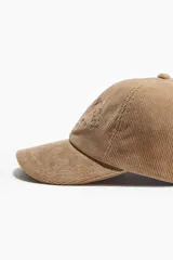 Gorra color beige de pana con bordado frontal con la inscripción "Greenwich Lower Manhattan New York City".