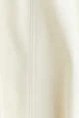 Pantalón de tiro alto color blanco, con elástico oculto en la cintura y piernas amplias con costura pespunteada doble adelante.