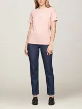 Remera Tommy Hilfiger color rosa con logo script bordado en el pecho y bandera bordada en la manga.