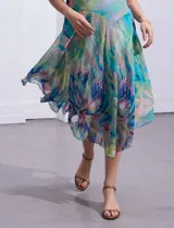Vestido de gasa estampada marca Rabbit Designs, con escote delantero y de espalda en V, corte en la cintura y ruedo asimétrico. Tiene forro interno a tono.