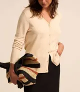 Cardigan negro de viscosa con escote en V y cierre frontal con botones.