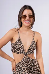 Vestido largo blanco con escote en V, abertura en la cintura y breteles finos.