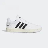Championes Adidas Hoops 3.0 Low blancos con detalles en negro. Presentan las tres tiras características de Adidas en los laterales y suela color crema.