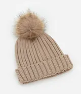 Gorro de lana color beige con pompón de piel sintética en la parte superior.