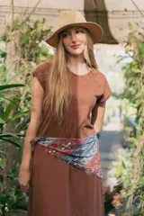 Pañuelo de gasa con estampado paisley multicolor sobre fondo azul.