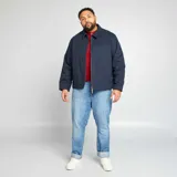 Campera azul marino con cuello clásico, cierre frontal con cremallera, bolsillo de parche en el pecho y bolsillos laterales. Corte recto y mangas largas.