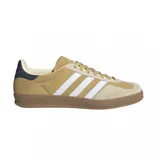 Championes Adidas Gazelle Indoor color beige con las tres tiras laterales blancas y suela marrón.