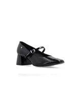 Zapato tipo Mary Jane de cuero charol negro con punta semi cuadrada, tira sobre el empeine con hebilla metálica y tacón bloque.