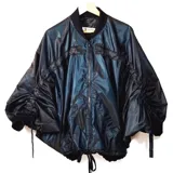 Campera bomber negra de tafeta con jareta regulable delantera y mangas abullonadas.