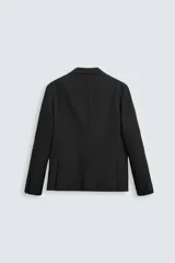 Blazer slim fit negra confeccionada en tejido con viscosa. Cuello con solapas de muesca. Manga larga acabada en puño con detalle de botones. Bolsillo de vivo en pecho y de solapa en cadera. Detalle bolsillo interior. Bajo con aberturas en espalda. Cierre frontal con botones.