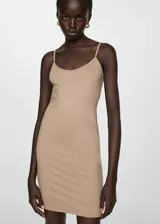 Vestido corto negro ajustado al cuerpo, con tirantes finos regulables y escote redondo.