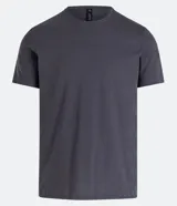 Remera slim de manga corta color salmón, de punto medio, sin estampado y cuello redondo.