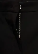 Camiseta negra de viscosa y elastano, de corte ajustado, cuello redondo y mangas largas.