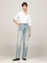 Jean celeste de denim rígido, corte amplio, pierna recta y talle alto.