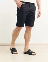 Bermuda de gabardina color verde con bolsillos laterales y traseros.